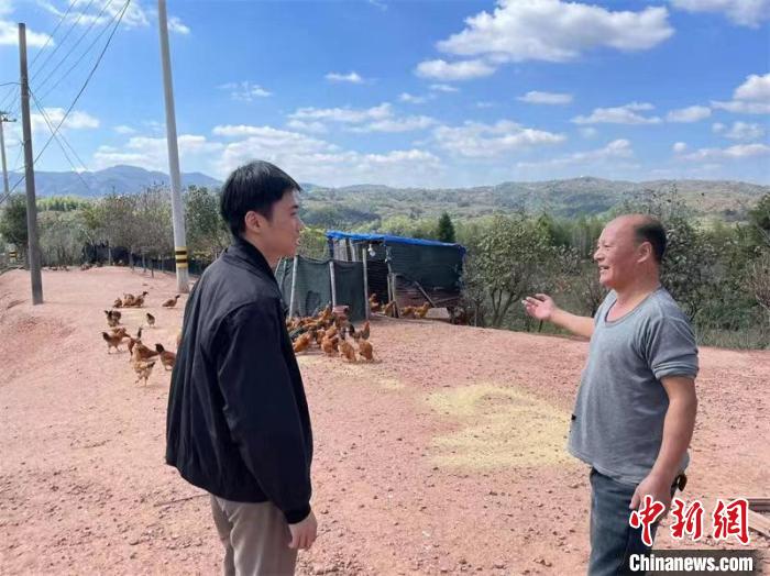養(yǎng)殖戶沈海江享受到了“快遞進(jìn)村”紅利?！∮嘬幑﹫D
