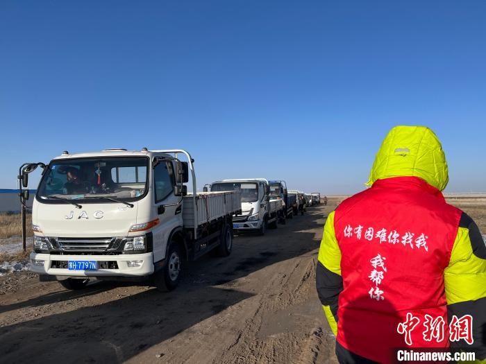 圖為牧民們正排隊等著拉煤。　寶音都蘭 攝