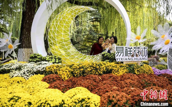 10月25日，第43屆趵突泉金秋菊展在濟(jì)南天下第一泉風(fēng)景區(qū)開(kāi)幕?！堄?攝