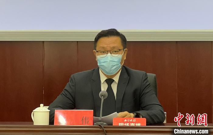 圖為西寧市衛(wèi)健委主任郭偉在新聞發(fā)布會上通報該市核酸檢測、醫(yī)療救治等情況。　李江寧 攝