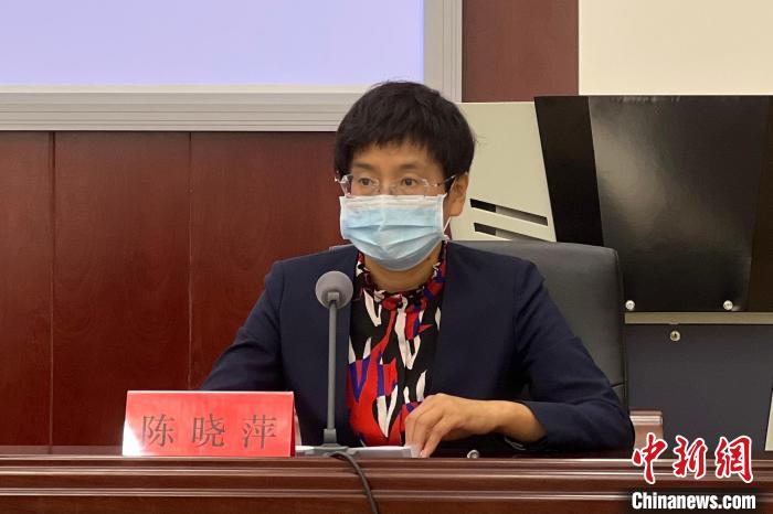圖為西寧市商務(wù)局局長陳曉萍在新聞發(fā)布會上介紹西寧市基本生活必需品保障情況?！±罱瓕?攝