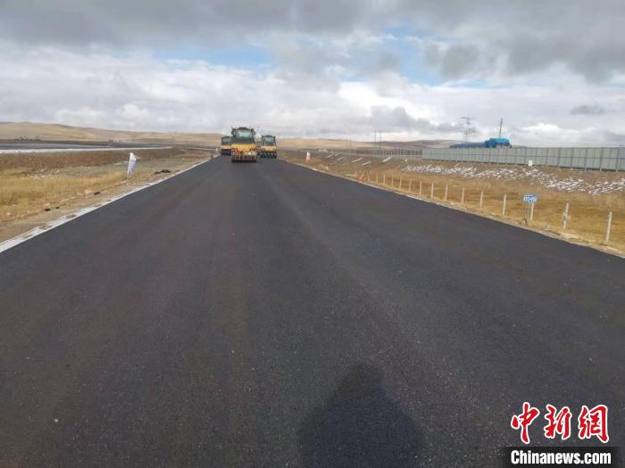 青?，敹?.4級地震共玉高速野馬灘震損段瀝青路面貫通