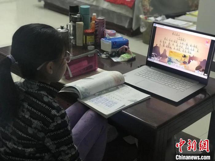 圖為李志文家的孩子在電廠會(huì)議室上網(wǎng)課?！∪A能北方公司呼和浩特?zé)犭姀S供圖