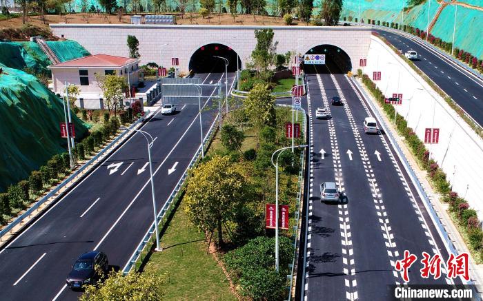 海滄疏港通道通車(chē)現(xiàn)場(chǎng)?！埌喝?　攝