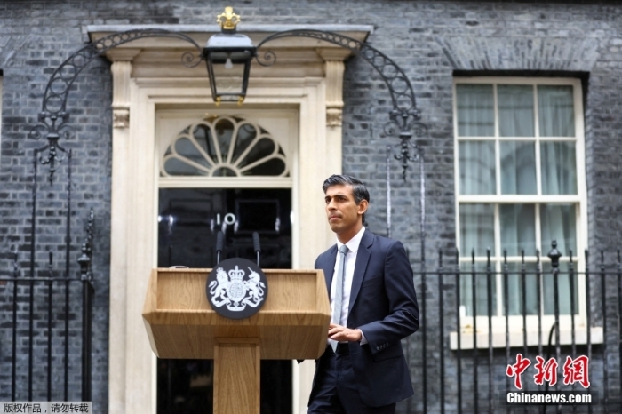 當(dāng)?shù)貢r(shí)間10月25日，英國新首相里?！ぬK納克在英國首相府外發(fā)表就職演講。現(xiàn)年42歲的里?！ぬK納克在白金漢宮接受英國國王查爾斯三世的正式任命，成為英國第57任首相。蘇納克父母均是印度裔移民。他是英國歷史上第一位印度裔首相，以及英國200多年來最年輕的首相。