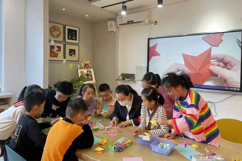 “軍娃”們一起上手工課。莆田市實(shí)驗(yàn)小學(xué)供圖