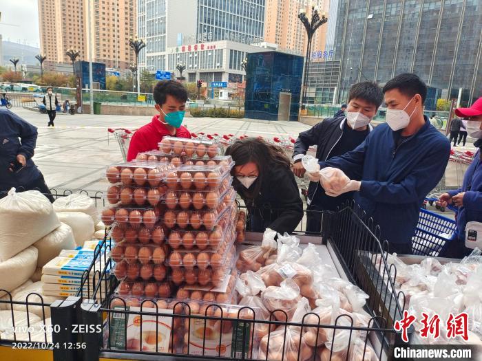 圖為青海省市場監(jiān)管局“暗訪”西寧市某露天超市?！∏嗪Ｊ∈袌霰O(jiān)督管理局供圖