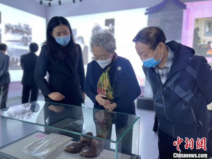 周恩來侄女、中國新聞社原副社長、北京大鸞翔宇慈善基金會創(chuàng)始會長周秉德等人參觀展覽?！⌒焐荷?　攝