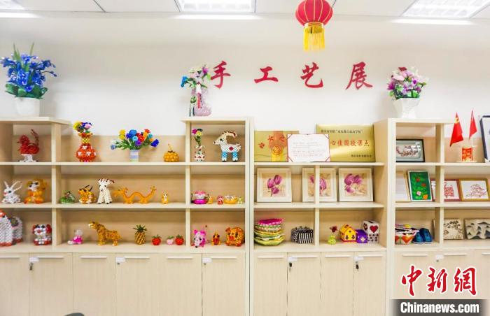 圖為“周婆婆手工坊”內(nèi)陳列的周有玉及學(xué)員作品?！￡愽?攝