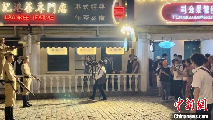 橫店“走進(jìn)電影”街頭演藝項(xiàng)目?！《做?攝