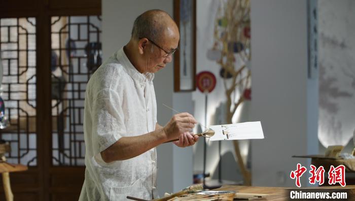 黃碩夫正在制作團扇。　李嬌陽 攝