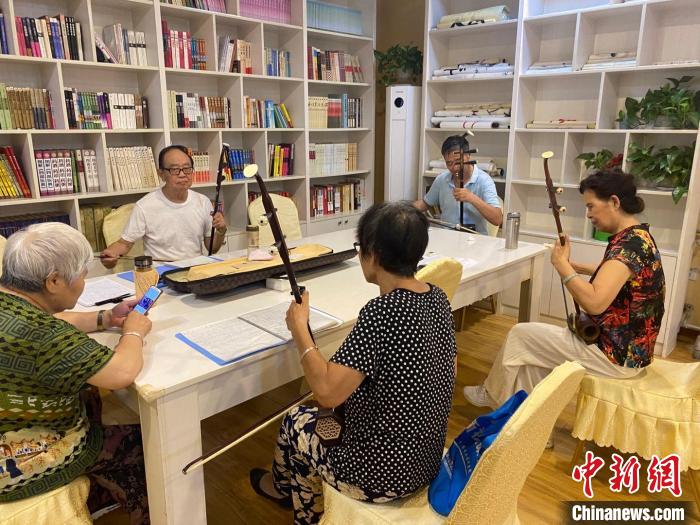 資料圖：河北保定某社區(qū)的日間照料服務(wù)站內(nèi)，老人們一起拉二胡。　趙丹媚 攝