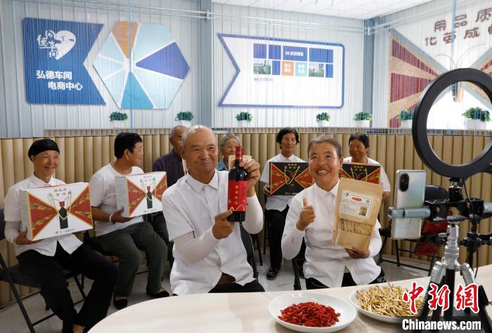 資料圖：老人在直播中推介當(dāng)?shù)剞r(nóng)產(chǎn)品。楊迪 攝