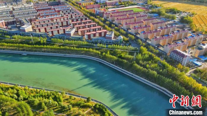 圖為海西州德令哈市住房矗立在巴音河畔，風(fēng)景秀麗?！“蛨D那生 攝