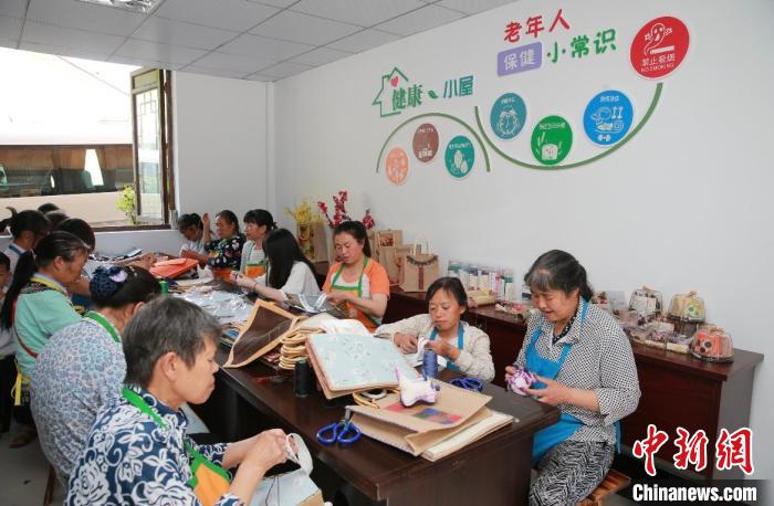 圖為脫貧人員在幫扶車間就業(yè)?！≈貞c人社供圖