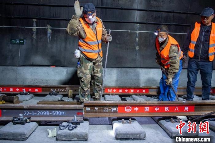 成昆鐵路復線峨冕段最后一對鋼軌鋪設到位。　劉忠俊 攝