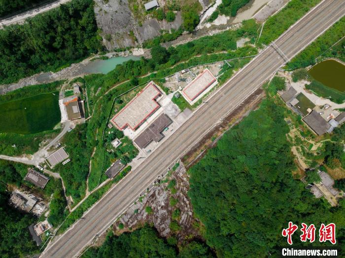 圖為航拍渝懷鐵路核桃園站?！□r聯(lián)平 攝