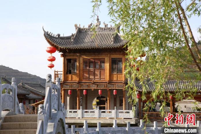 圖為秦州區(qū)平南鎮(zhèn)蘇灣村民俗莊園中的樓臺(tái)亭閣。(資料圖) 秦州區(qū)委宣傳部供圖