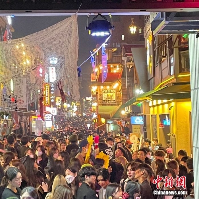 當(dāng)?shù)貢r(shí)間10月29日晚，韓國(guó)首爾龍山區(qū)梨泰院發(fā)生踩踏事故。圖為29日晚間，梨泰院附近聚集的人群。 <a target='_blank' href='/'>中新社</a>發(fā) 姜軼之 攝