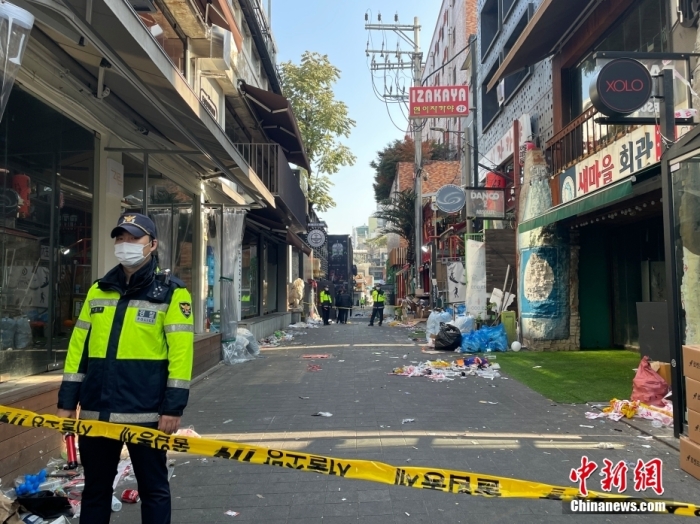 當地時間10月29日晚，韓國首爾龍山區(qū)梨泰院發(fā)生大規(guī)模踩踏事故。截至目前，首爾梨泰院踩踏事故已造成上百人死傷。這起事故發(fā)生在梨泰院一巷子內，目前該巷子已封鎖。圖為當地時間10月30日，事發(fā)巷口已封路。 萬佳欣 攝