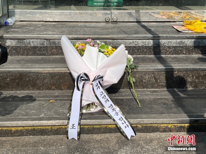圖為當(dāng)?shù)貢r間10月30日，事發(fā)巷子口有民眾獻(xiàn)花哀悼。 <a target='_blank' href='/'>中新社</a>記者 劉旭 攝