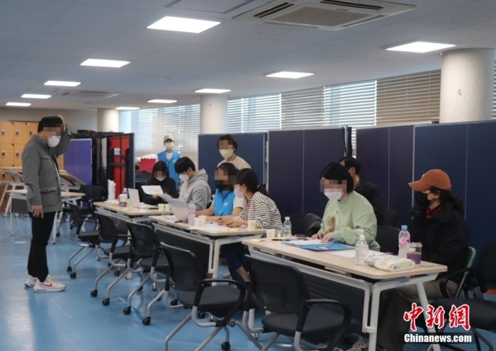 圖為當(dāng)?shù)貢r間10月30日，首爾漢南洞居民中心現(xiàn)場。 萬佳欣 攝