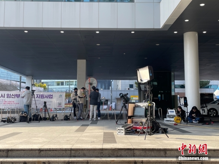 圖為當(dāng)?shù)貢r間10月30日，首爾漢南洞居民中心外的記者。 萬佳欣 攝