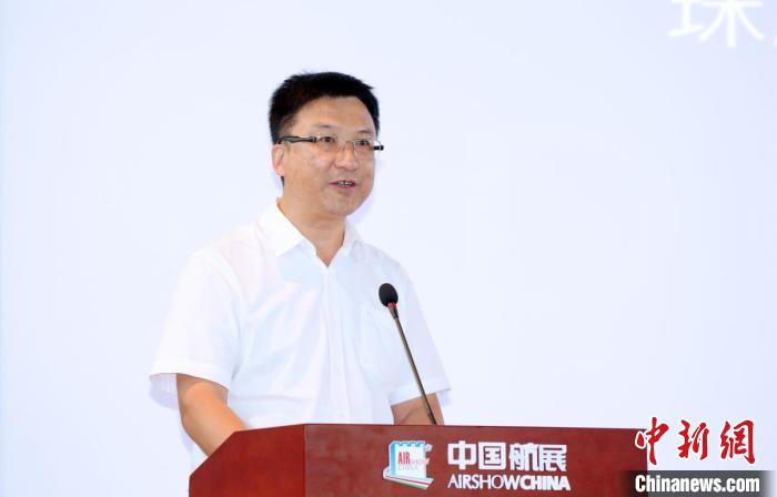 珠海航展有限公司董事長(zhǎng)、總經(jīng)理孫潔峰在介紹。　陸紹龍 攝