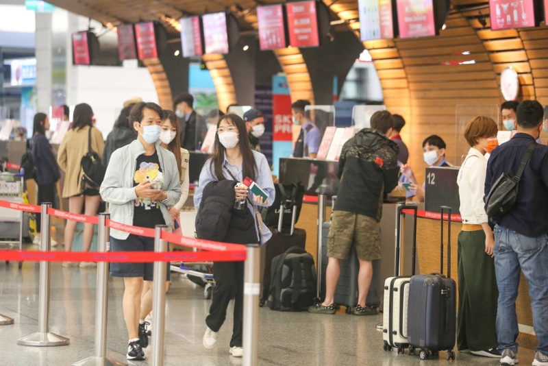 圖為桃園機場出境旅客。(陳麒全攝).jpg