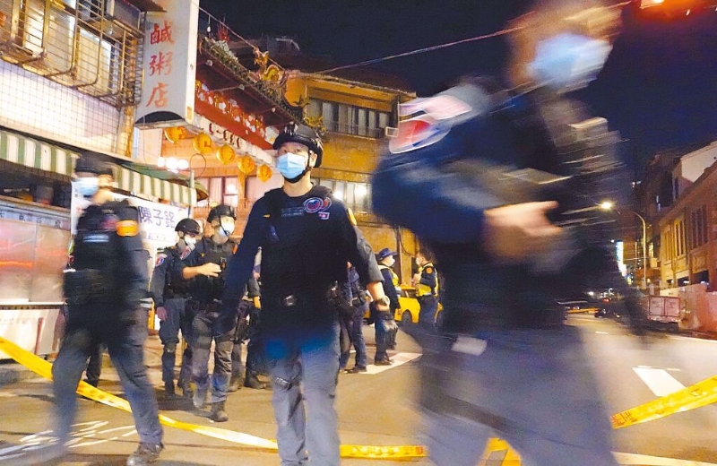 　　臺北市萬華地區(qū)19日晚間發(fā)生槍擊事件，警力布署艋舺青山宮，警匪對峙一段時間后，槍手最后自戕。(姚志平攝).jpg