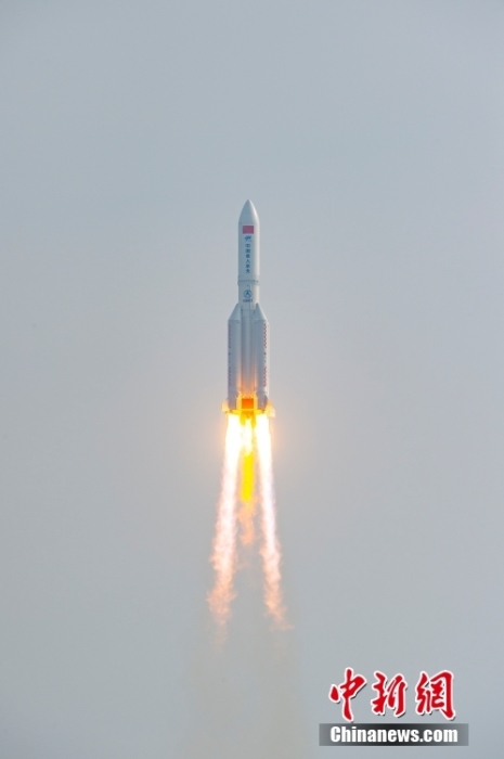 北京時間10月31日15時37分，搭載空間站夢天實(shí)驗(yàn)艙的長征五號B遙四運(yùn)載火箭，在中國文昌航天發(fā)射場準(zhǔn)時點(diǎn)火發(fā)射，約8分鐘后，夢天實(shí)驗(yàn)艙與火箭成功分離并準(zhǔn)確進(jìn)入預(yù)定軌道，發(fā)射任務(wù)取得圓滿成功。 <a target='_blank' href='/'>中新社</a>記者 侯宇 攝