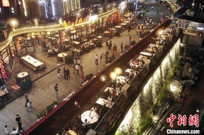 “中國(guó)十大夜經(jīng)濟(jì)影響力城市”長(zhǎng)沙漁人碼頭的夜經(jīng)濟(jì)?！钊A峰 攝