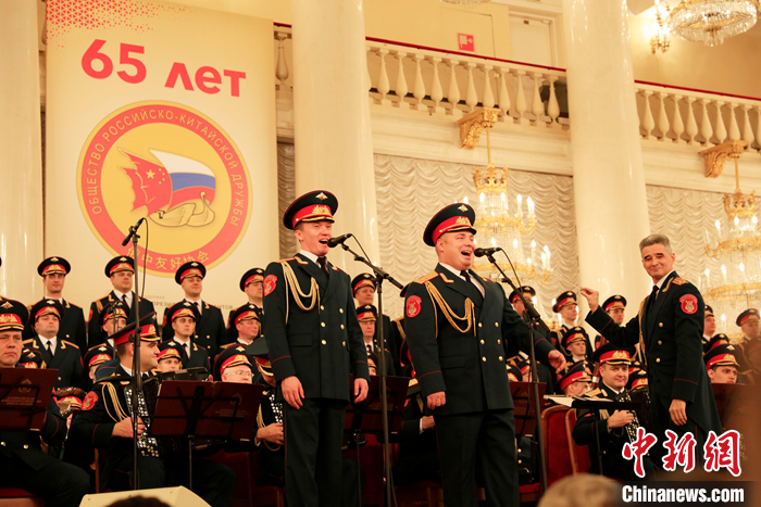 俄羅斯軍隊(duì)亞歷山大紅旗歌舞團(tuán)獻(xiàn)上精彩演出。 <a target='_blank' href='/'>中新社</a>記者 田冰 攝