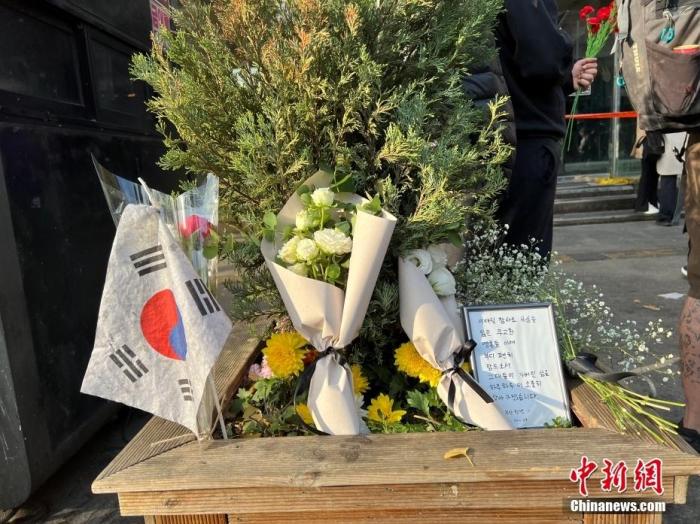 10月29日晚，韓國首爾龍山區(qū)梨泰院發(fā)生大規(guī)模踩踏事故。圖為當(dāng)?shù)貢r(shí)間10月30日，有民眾到事發(fā)地獻(xiàn)花哀悼。 <a target='_blank' href='/'>中新社</a>記者 劉旭 攝