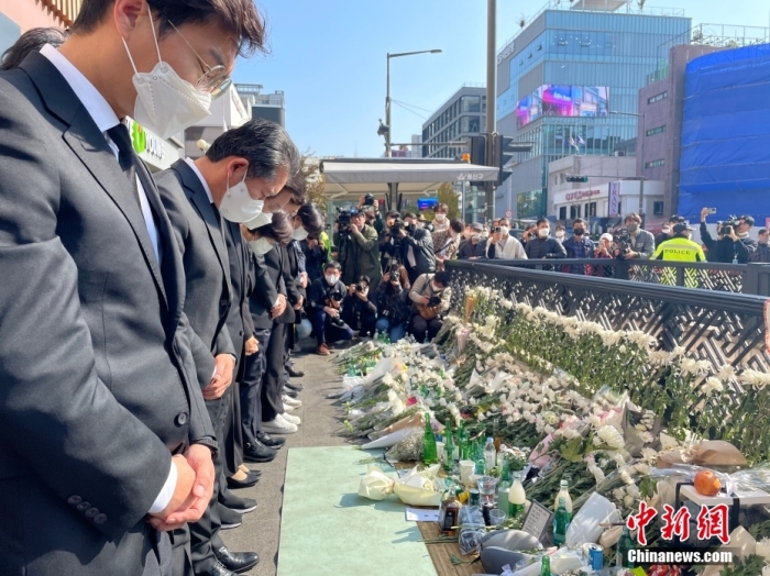 當(dāng)?shù)貢r(shí)間2022年10月31日，韓國首爾市龍山區(qū)梨泰院站1號口，漢密爾頓酒店樓下，民眾送來鮮花和祭品悼念遇難者。29日晚間，首爾市龍山區(qū)梨泰院發(fā)生嚴(yán)重踩踏事故，截至當(dāng)?shù)貢r(shí)間31日6時(shí)，首爾踩踏事故已造成154人遇難，149人受傷，其中33人重傷，116人輕傷。<a target='_blank' href='/'>中新社</a>記者 劉旭 攝