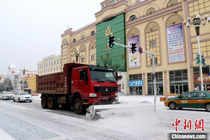 清雪機械晝夜兩班交替清理積雪?！∩厶炖?攝