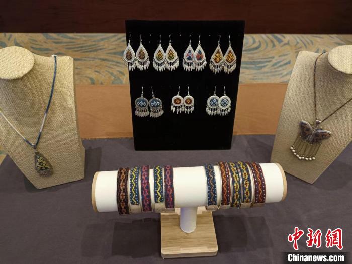 “母山咖啡”杯2022海南省第七屆旅游商品大賽1日在?？谂e行，圖為黎錦飾品?！?jiān)潞?攝