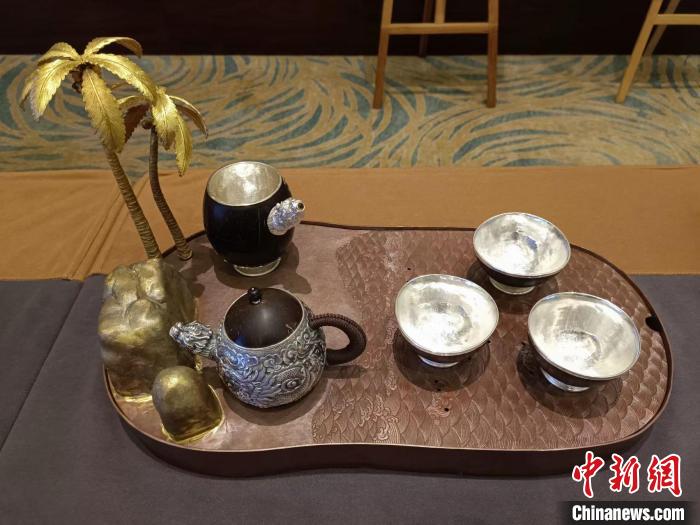 “母山咖啡”杯2022海南省第七屆旅游商品大賽1日在海口舉行，圖為采用椰雕和鑲銀工藝制作的工藝品?！?jiān)潞?攝