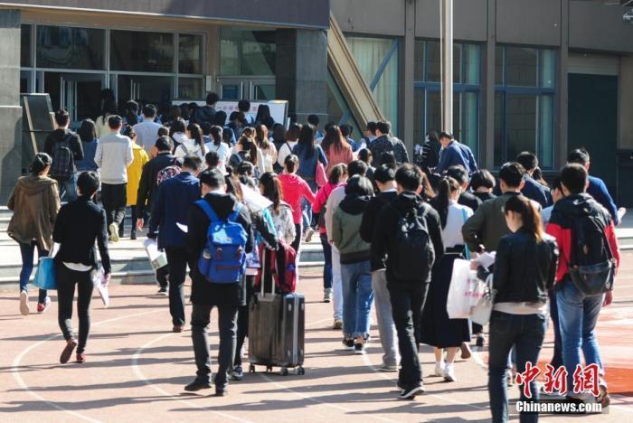 資料圖：考生步入公務員考試考場。<a target='_blank' href='/'>中新社</a>記者 張勇 攝