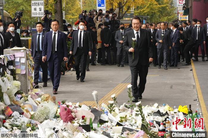 2022年11月1日，尹錫悅前往現(xiàn)場(chǎng)悼念首爾踩踏事故遇難者。