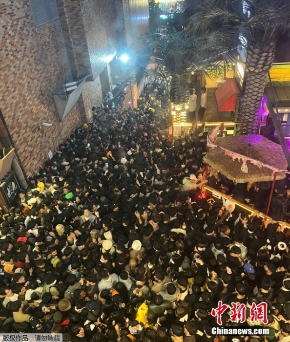 圖為當?shù)貢r間10月29日晚，梨泰院踩踏現(xiàn)場的巷子里擠滿人群。