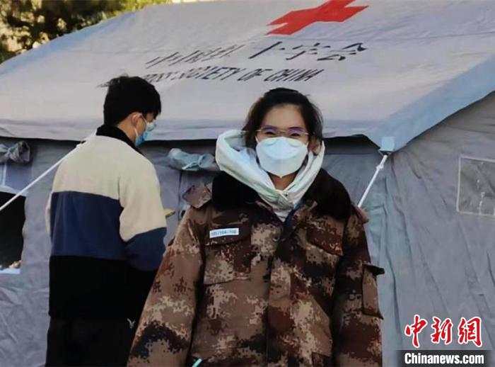 圖為林冉在核酸檢測現(xiàn)場執(zhí)勤?！罱鹕徆﹫D