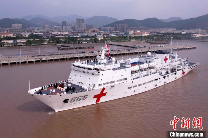 執(zhí)行“和諧使命-2022”任務(wù)的中國海軍“和平方舟”號醫(yī)院船從浙江舟山某軍港解纜啟航?！『＼姽﹫D