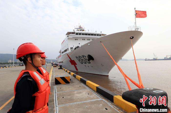 執(zhí)行“和諧使命-2022”任務(wù)的中國海軍“和平方舟”號醫(yī)院船從浙江舟山某軍港解纜啟航?！∑押Ｑ?攝