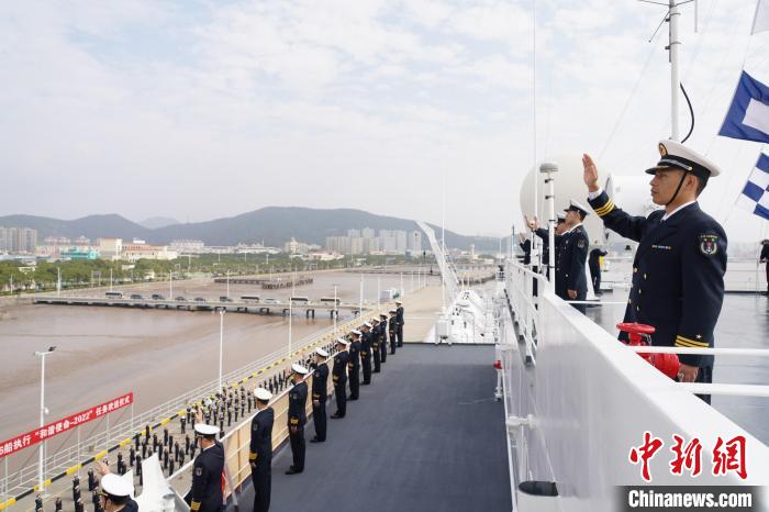 執(zhí)行“和諧使命-2022”任務(wù)的中國海軍“和平方舟”號醫(yī)院船從浙江舟山某軍港解纜啟航?！O飛 攝