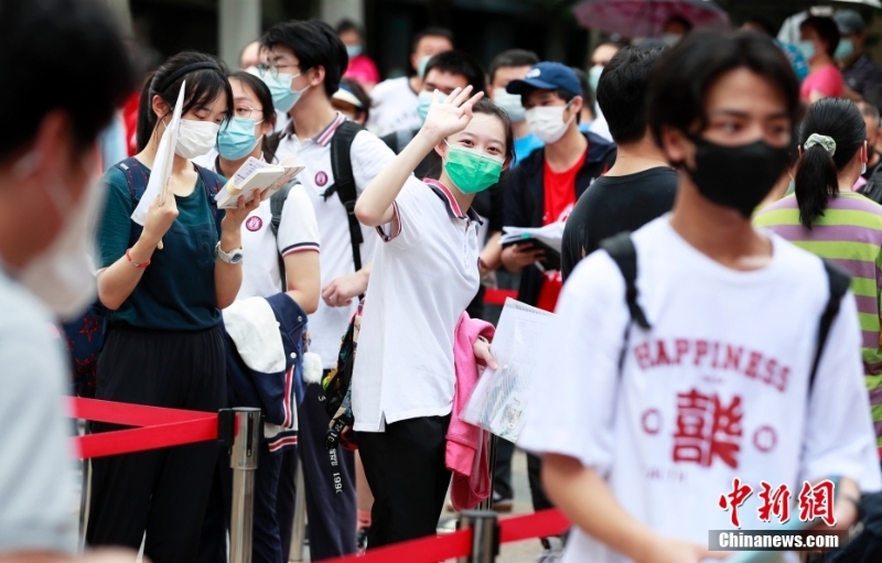 資料圖：一名考生在進(jìn)入考場(chǎng)前向家長揮手致意。<a target='_blank' href='/'>中新社</a>記者 湯彥俊 攝