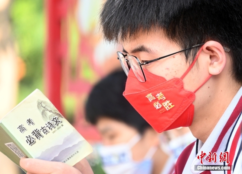資料圖：戴著“高考必勝”口罩的考生正在溫習(xí)古詩文。<a target='_blank' href='/'>中新社</a>記者 翟羽佳 攝