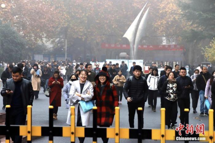 資料圖：考生走出國考考場。<a target='_blank' href='/'>中新社</a>記者 王中舉 攝