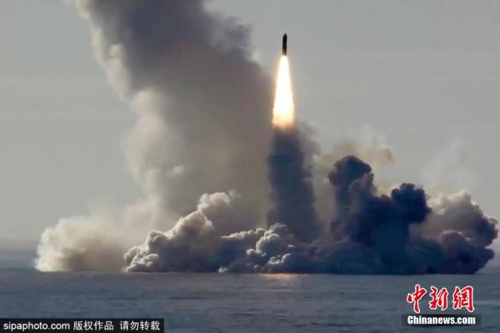 資料圖：俄羅斯堪察加半島，俄北方艦隊“尤里·多爾戈魯基”號核潛艇發(fā)射“布拉瓦“洲際彈道導彈。圖片來源：Sipaphoto版權作品 禁止轉載
