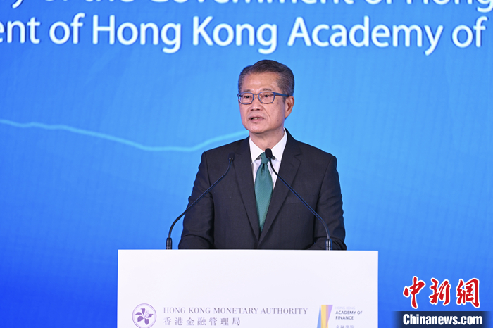 11月3日，香港金融管理局舉辦的國際金融領(lǐng)袖投資峰會在港交所的香港金融大會堂舉行“與國際投資者對話”研討會，特區(qū)政府財政司司長陳茂波作主題演講。 <a target='_blank' href='/'>中新社</a>記者 李志華 攝
